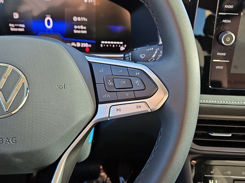 New 2026 Volkswagen Taos SE image 18