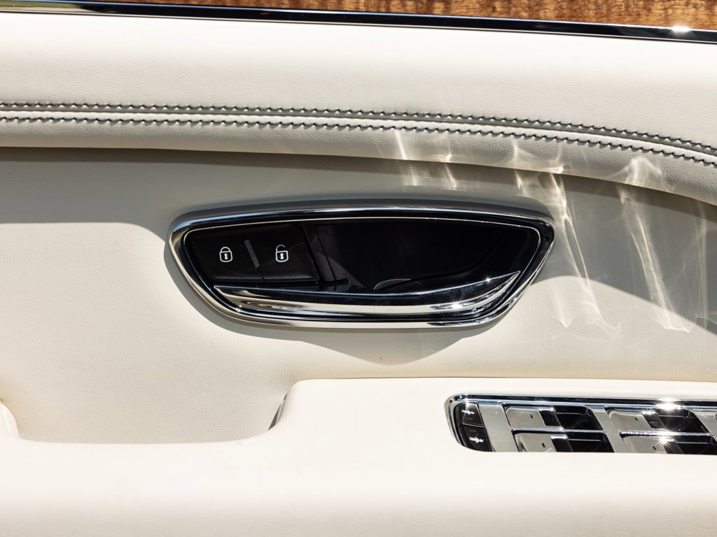 Used 2025 Bentley Bentayga AWD/4WD image 26