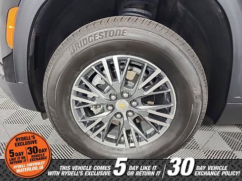 Used 2025 Chevrolet Traverse LT image 16