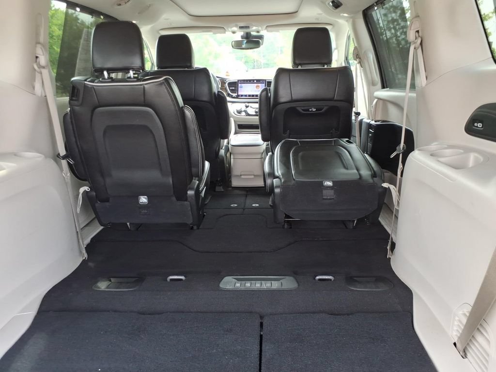 Used 2023 Chrysler Pacifica Limited FWD image 24