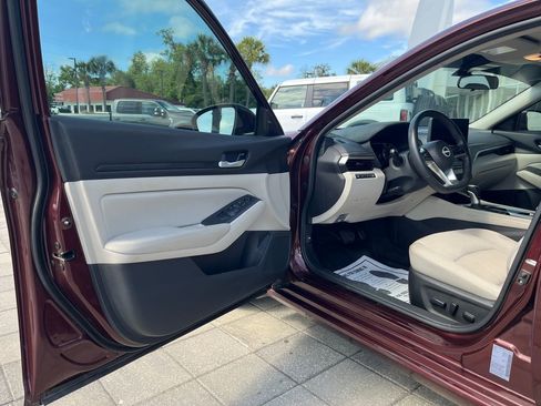 Used 2024 Nissan Altima 2.5 SV w/ SV Premium Package FWD image 10