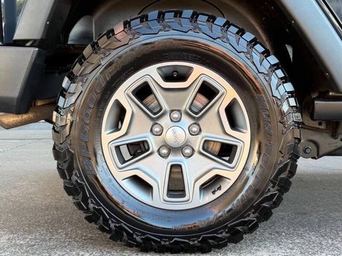 Used 2017 Jeep Wrangler Unlimited Rubicon w/ Cold Weather Group AWD/4WD image 11