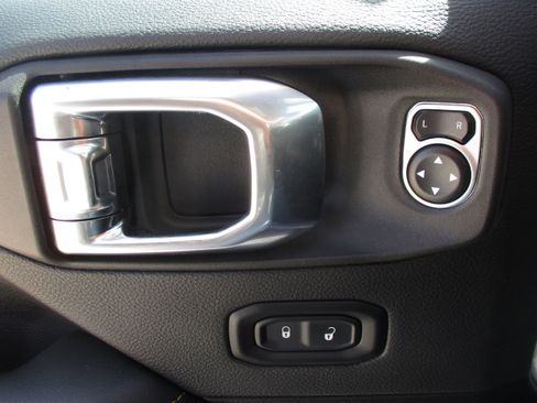 Used 2025 Jeep Wrangler Sahara image 32