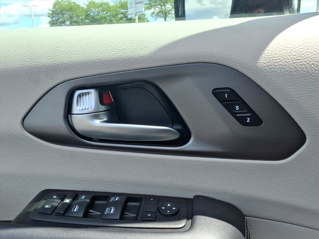 Used 2024 Chrysler Pacifica Touring-L FWD image 13
