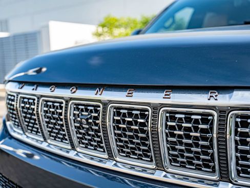 Used 2023 Jeep Grand Wagoneer Series III AWD/4WD image 12