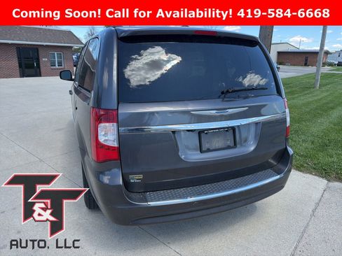 Used 2015 Chrysler Town & Country Touring image 3