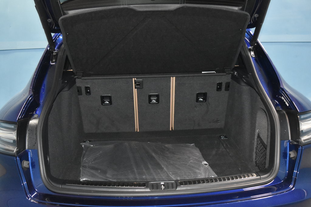 Certified 2025 Porsche Macan AWD/4WD image 32