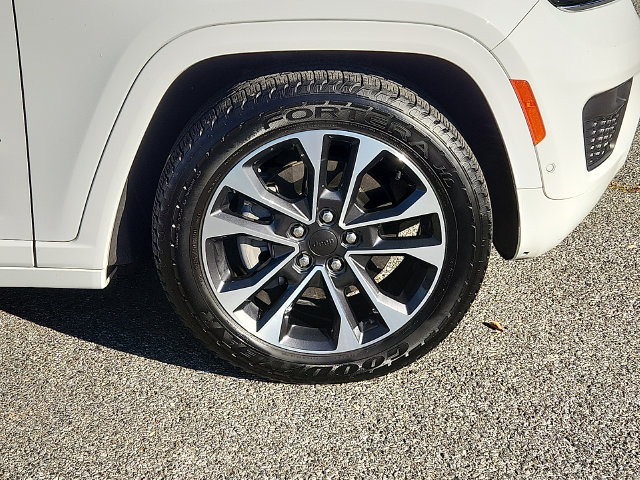 Used 2023 Jeep Grand Cherokee Overland w/ Luxury Tech Group IV AWD/4WD image 8