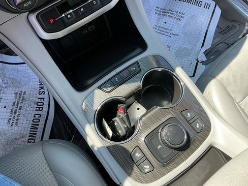 Used 2023 GMC Acadia SLT FWD image 19