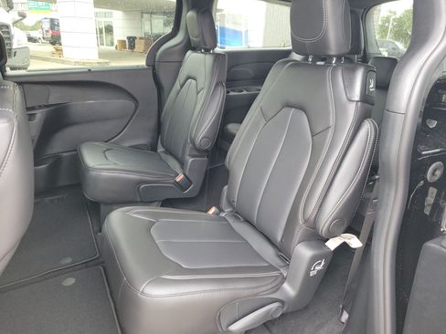 New 2026 Chrysler Pacifica Select image 16