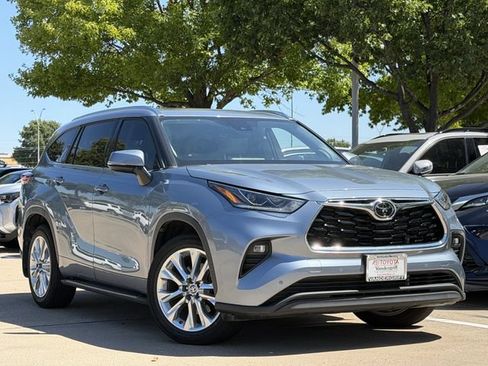 Used 2022 Toyota Highlander Limited FWD image 2