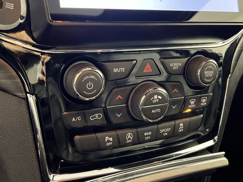 Used 2020 Jeep Grand Cherokee Altitude image 21