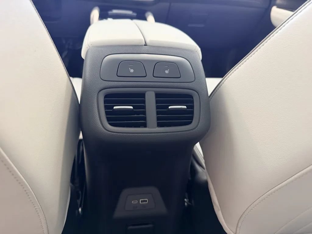 Used 2025 Buick Envision Avenir AWD/4WD image 17