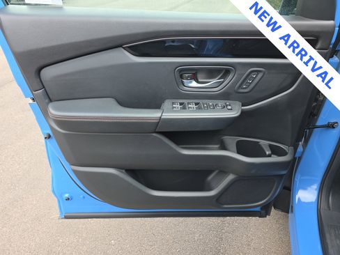 Used 2025 Honda Pilot TrailSport image 10