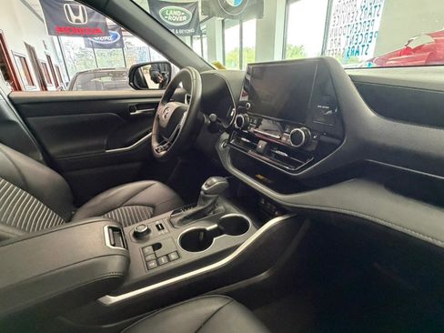 Used 2025 Toyota Highlander XSE AWD/4WD image 35