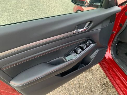 Used 2023 Nissan Altima 2.5 SR w/ SR Premium Package image 17