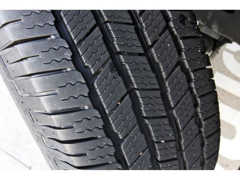 Used 2010 Nissan Frontier SE image 32