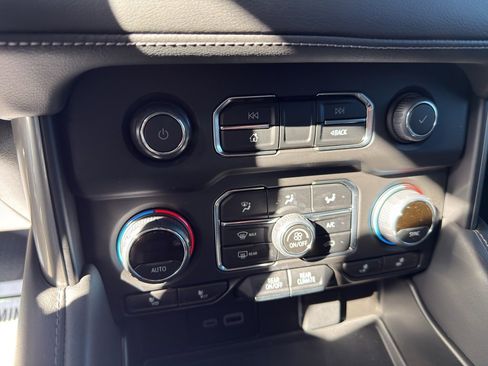 Used 2024 Chevrolet Tahoe Z71 w/ Luxury Package image 21