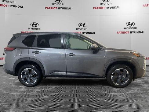 Used 2024 Nissan Rogue SV image 3