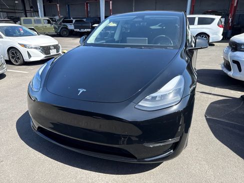 Used 2023 Tesla Model Y Performance AWD/4WD image 3