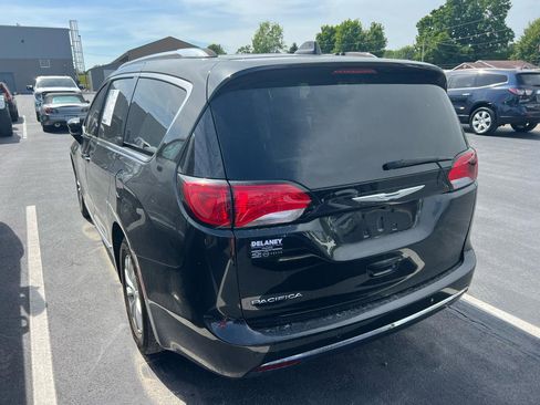 Used 2018 Chrysler Pacifica Touring-L FWD image 4