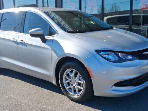 Used 2023 Chrysler Voyager LX image 2