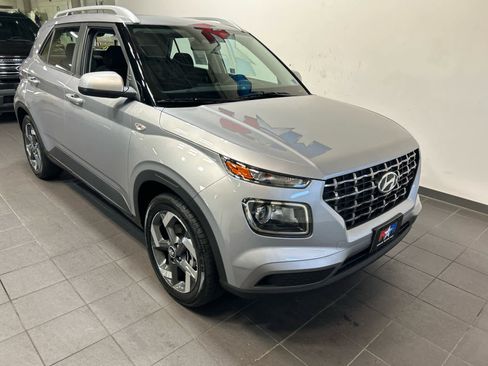 Used 2025 Hyundai Venue SEL image 2