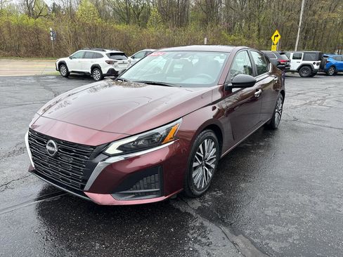 Used 2024 Nissan Altima 2.5 SV FWD image 3