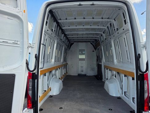 Used 2021 Mercedes-Benz Sprinter 2500 image 12