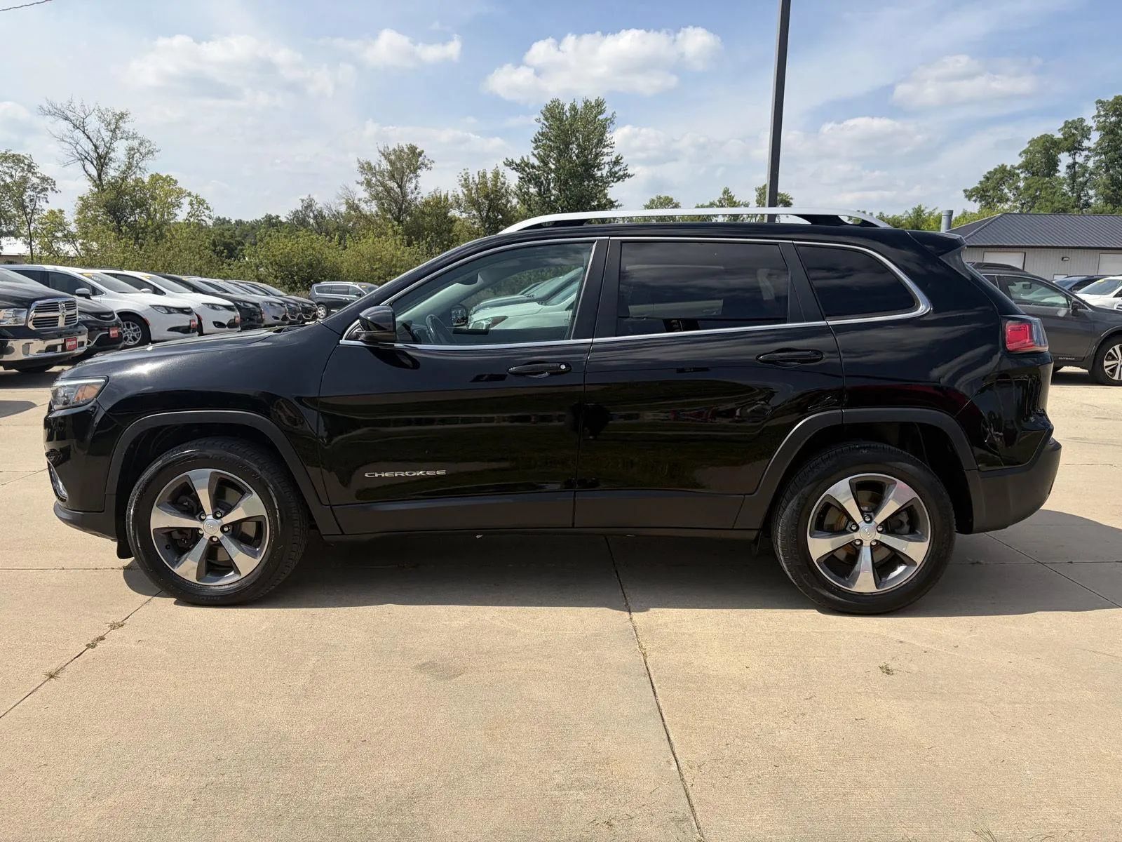 Used 2019 Jeep Cherokee Limited AWD/4WD image 5