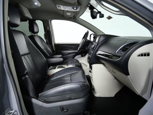 Used 2013 Chrysler Town & Country Touring-L w/ Driver Convenience Group FWD image 10