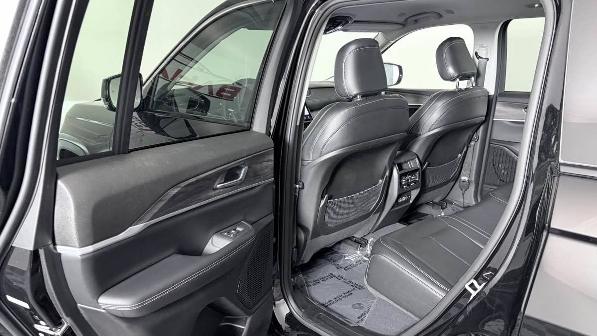 Used 2023 Jeep Grand Cherokee Limited AWD/4WD image 25