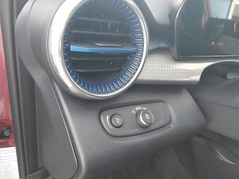 Used 2025 Chevrolet Trax LT w/ LT Convenience Package image 19