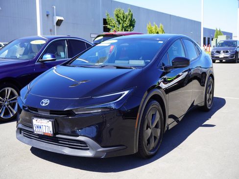 Used 2023 Toyota Prius LE FWD image 5