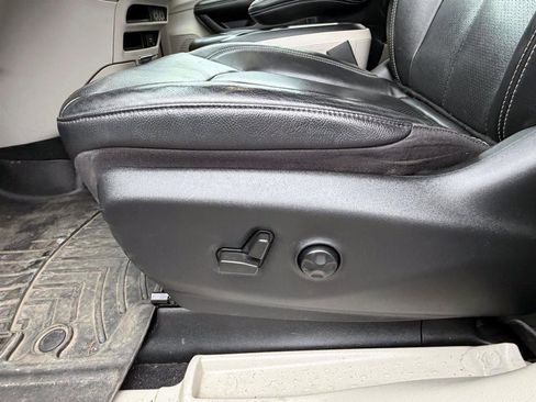 Used 2022 Chrysler Pacifica Touring-L image 15