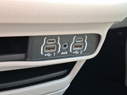 Used 2024 Chrysler Pacifica Touring-L FWD image 29