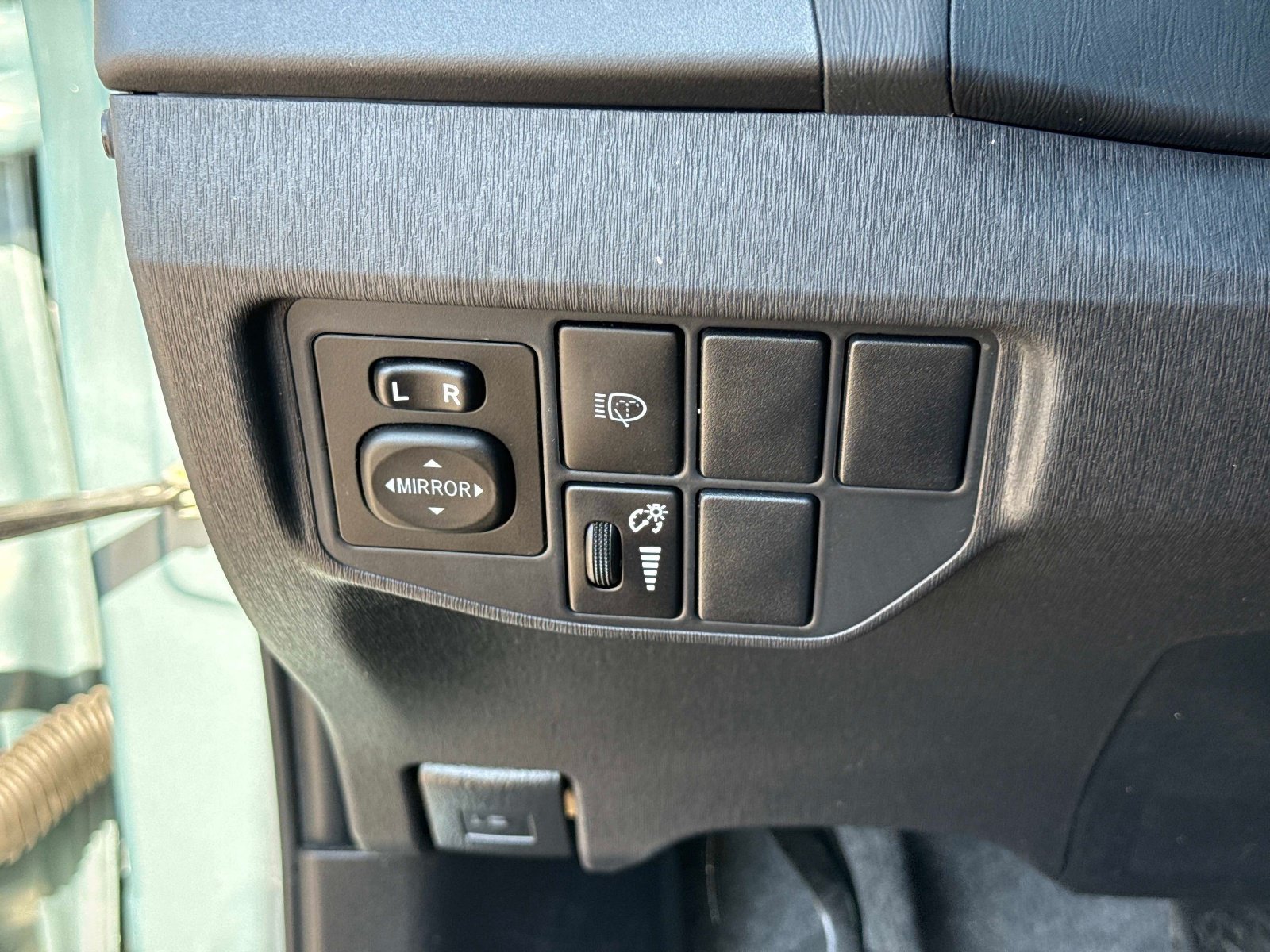 Used 2015 Toyota Prius Five w/ Advanced Technology Package FWD image 28