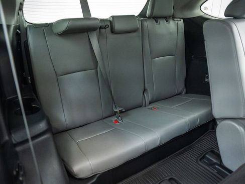 Used 2022 Toyota Highlander XLE AWD/4WD image 38