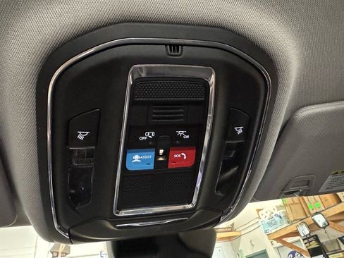 Used 2023 Jeep Grand Cherokee Laredo AWD/4WD image 21