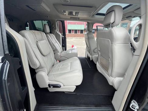Used 2014 Chrysler Town & Country Touring w/ Driver Convenience Group image 15
