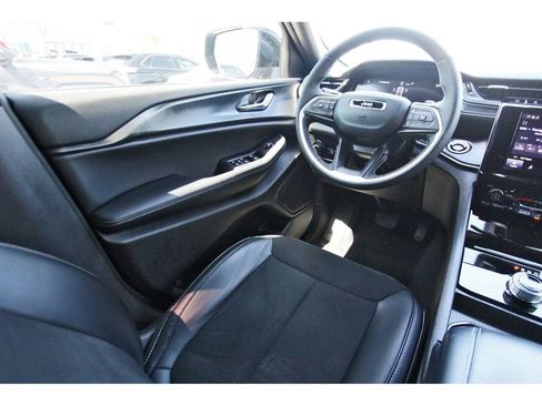 Used 2025 Jeep Grand Cherokee Altitude image 6