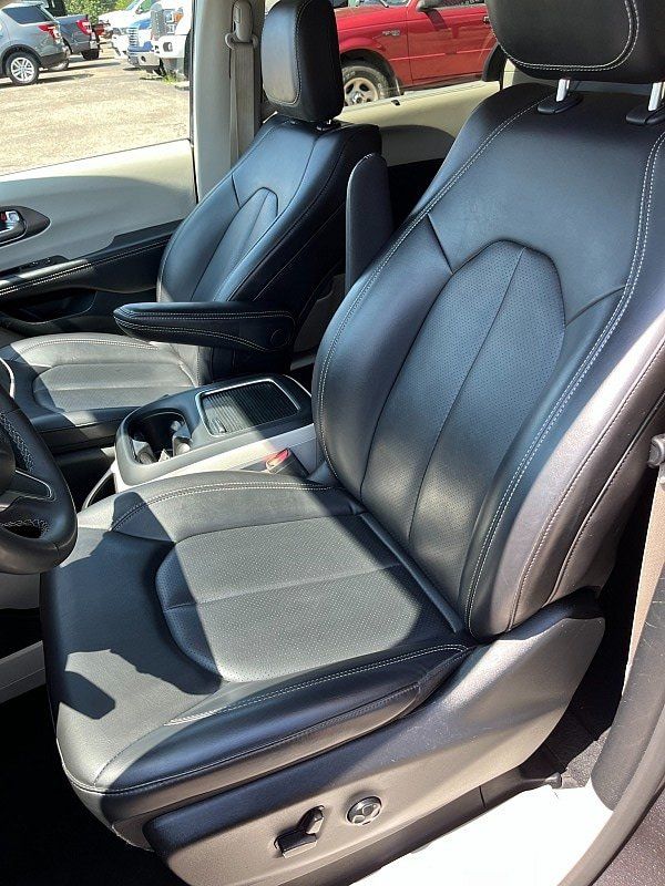 Used 2023 Chrysler Pacifica Touring-L FWD image 11