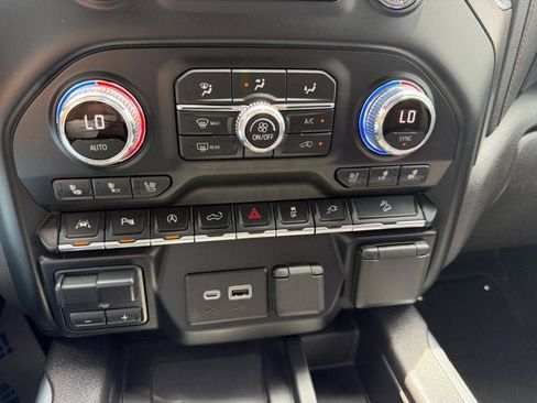 Used 2021 GMC Sierra 1500 AT4 w/ AT4 Premium Package AWD/4WD image 17