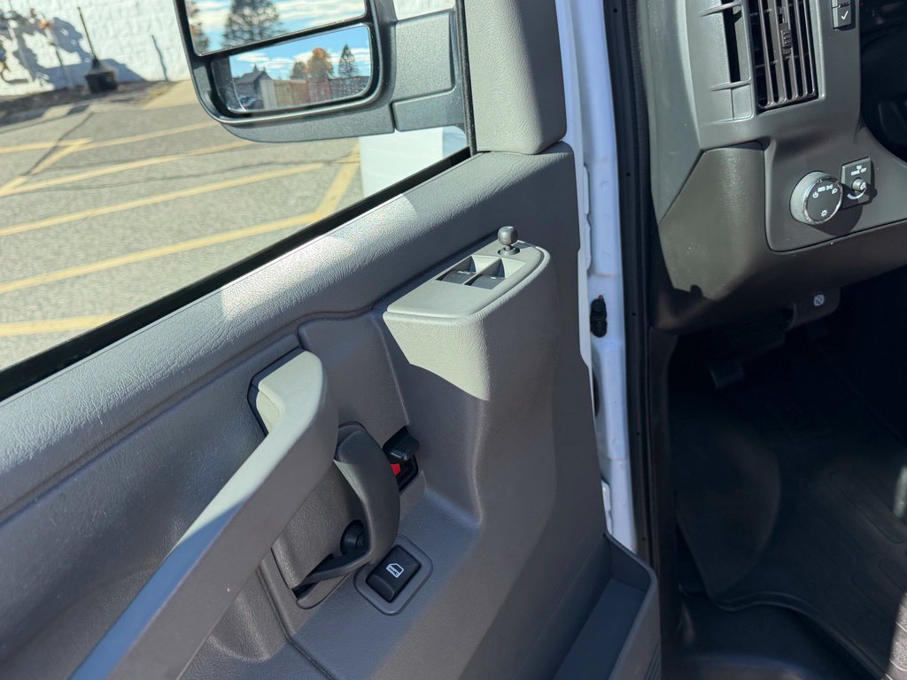 Used 2025 GMC Savana 3500 LT w/ LT Preferred Equipment Group RWD image 21