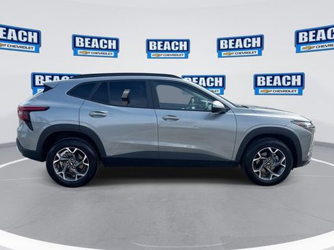Used 2025 Chevrolet Trax LT w/ LT Convenience Package FWD image 9