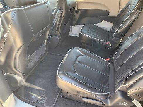 Used 2022 Chrysler Pacifica Limited image 12