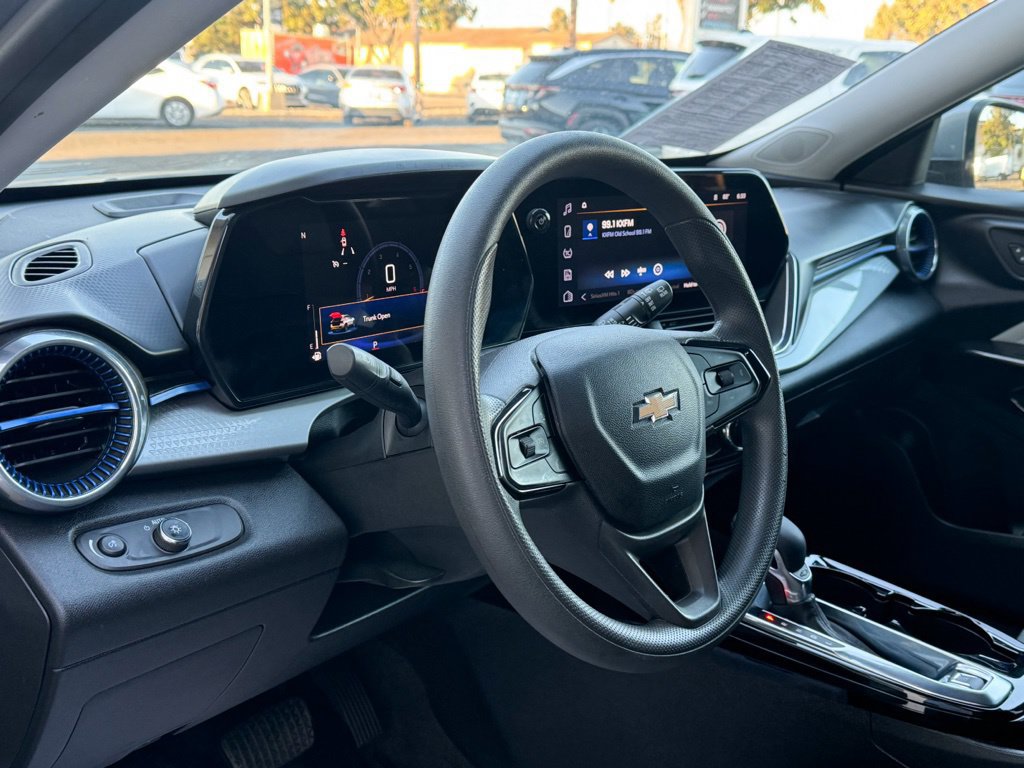 Used 2025 Chevrolet Trax LT FWD image 10
