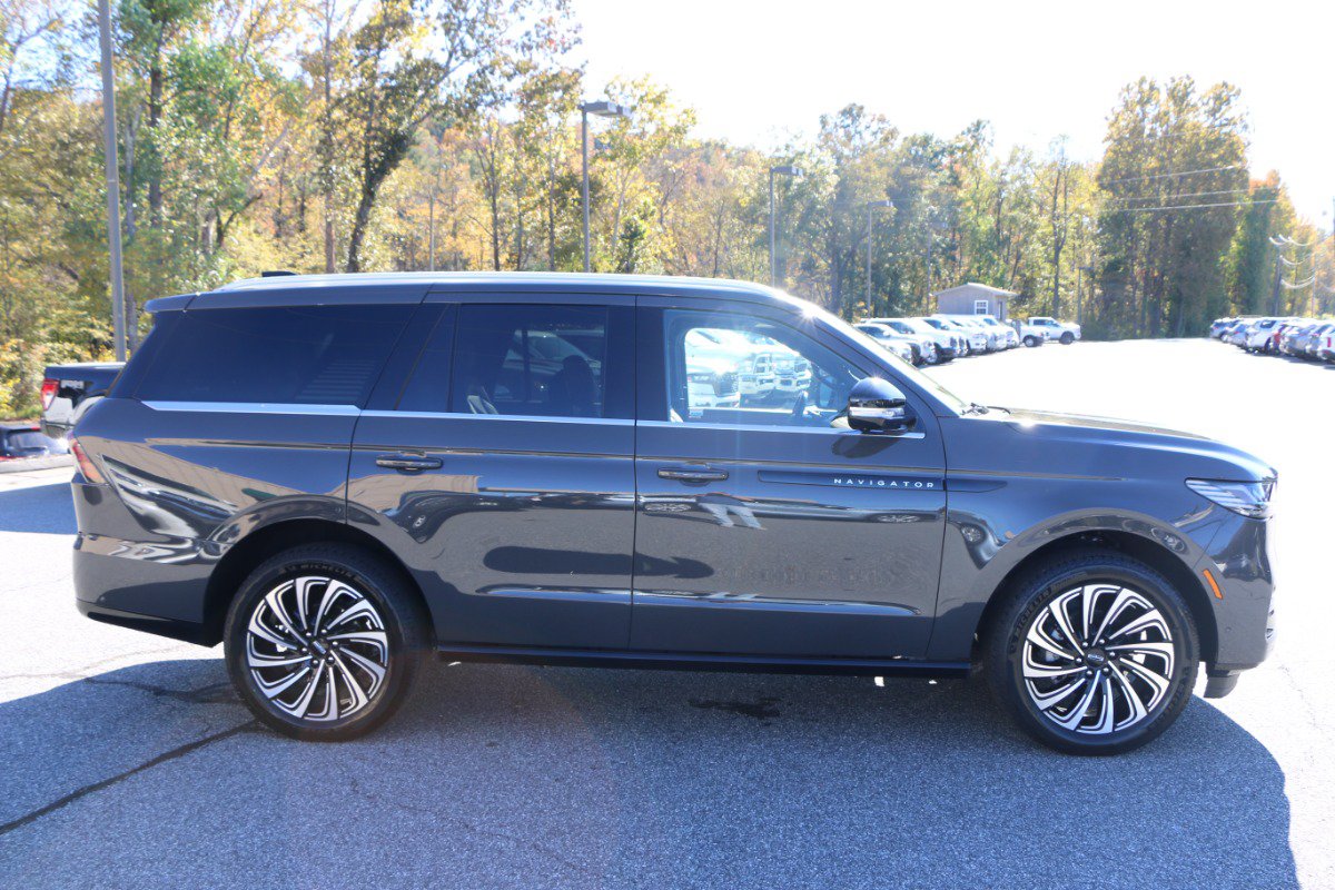 Used 2025 Lincoln Navigator Black Label AWD/4WD image 9