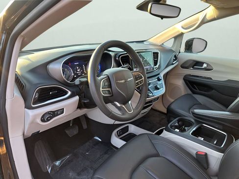 Certified 2024 Chrysler Pacifica Touring-L image 23
