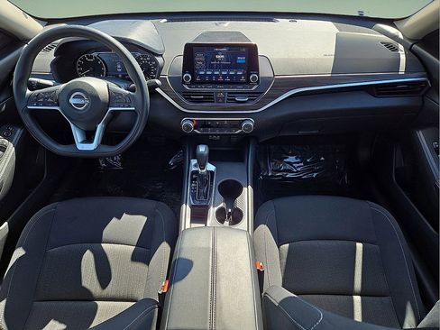 Used 2025 Nissan Altima 2.5 SV image 17
